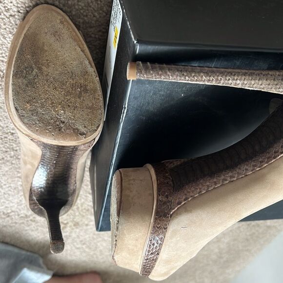 Brian Atwood beautiful natural colored suede new book platform heels 8.5 - Picture 7 of 7